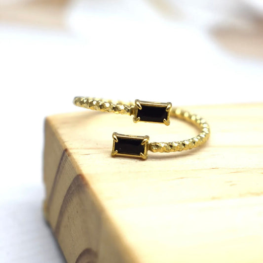Bague Soraya – Acier inoxydable doré & pierre noire ou rouge | Audace minimaliste et finesse dorée - Chic et sublime by sz