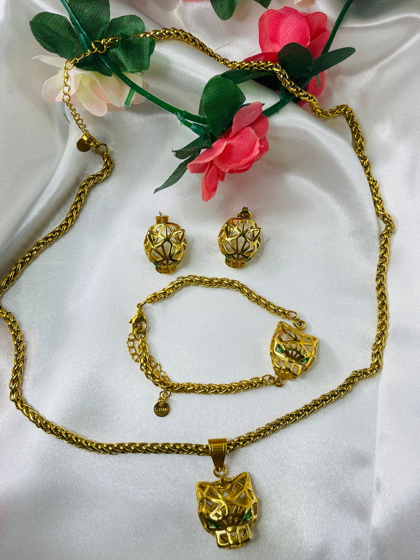 Parure Puissance Féline - Collier, Bracelet, Boucles d’Oreilles & Bague en Acier Inoxydable Doré - Chic et sublime by sz