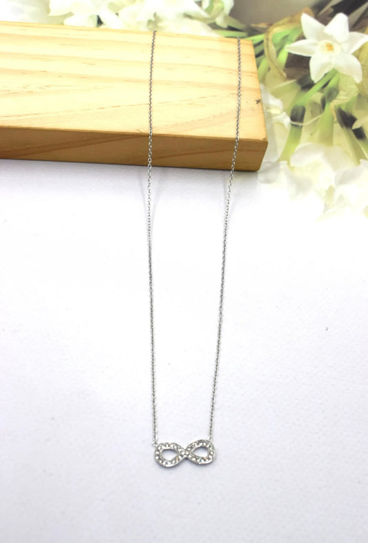 Collier Infini Argenté – Minimaliste, brillant et plein de sens
