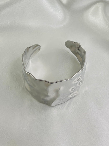 Bracelet manchette effet martelé argent